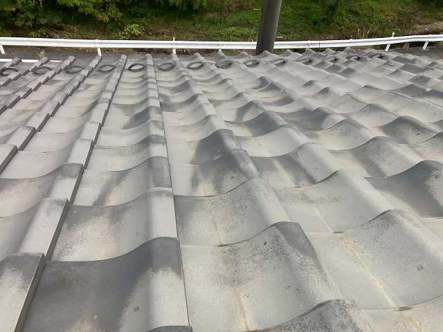 瓦屋根を縦方向から確認